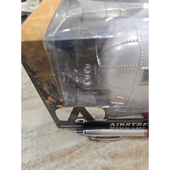 Miniature Airstream Bambi 16' Caravane 1961 – Greenlight 1/24 – Collection